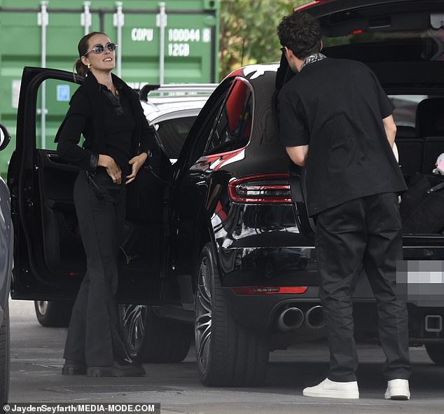 ¡Amor en el carril rápido!  La ex de Justin Hemmes, Kate Fowler (izquierda) y su supuesto novio, David Oettlé (derecha), confirmaron su romance cuando visitaron una gasolinera el domingo.