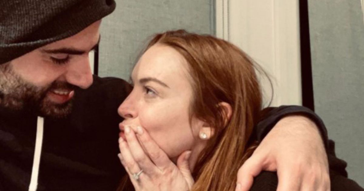 Lindsay Lohan comprometida mientras la estrella de Mean Girls muestra el anillo que le presentó Bader Shammas