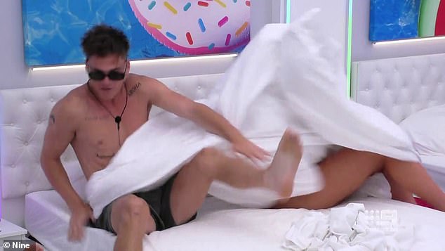 ¡Lo siento, Courtney!  Los fanáticos de Love Island Australia no pudieron dejar de reír el lunes cuando Noah Hura tiró a su novia Courtney Stubbs de la cama cuando escuchó que había cachorros en la villa.