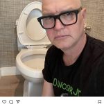 Mark Hoppus compartió una foto de sí mismo sentado frente a su inodoro, en su peor momento durante los tratamientos de quimioterapia, en Acción de Gracias.