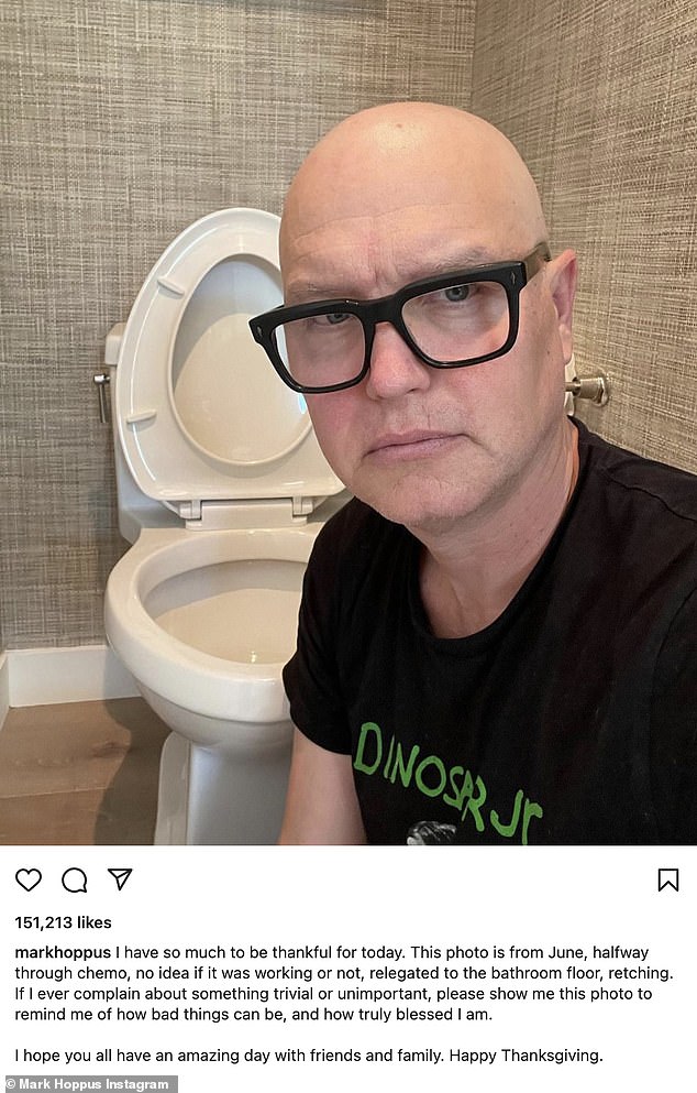 Mark Hoppus compartió una foto de sí mismo sentado frente a su inodoro, en su peor momento durante los tratamientos de quimioterapia, en Acción de Gracias.