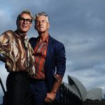 ¡Luciendo elegante!  Para celebrar su regreso a Sydney, los ganadores de The Block, Mitch, de 59 años y Mark, de 60, han posado para una elegante sesión de fotos debajo del puente de la bahía de Sydney.
