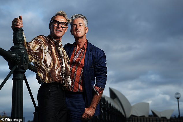 ¡Luciendo elegante!  Para celebrar su regreso a Sydney, los ganadores de The Block, Mitch, de 59 años y Mark, de 60, han posado para una elegante sesión de fotos debajo del puente de la bahía de Sydney.