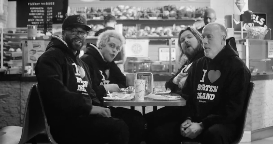 'SNL': Mira a Pete Davidson interpretar la parodia de 'Walking in Memphis' con Marc Cohn y Method Man