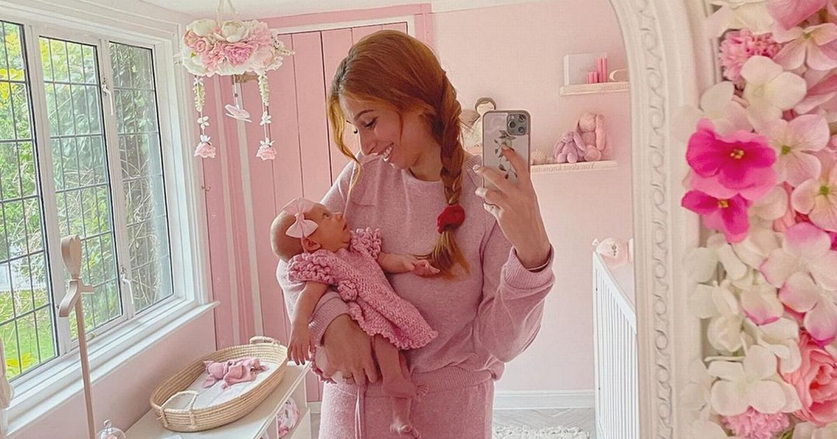 Stacey Solomon le muestra a la bebé Rose su guardería por primera vez en una emotiva publicación