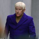 En el set: Steve Coogan regresó al trabajo el martes mientras se preparaba para sus últimas escenas como Jimmy Saville en un nuevo drama de la BBC sobre el presentador caído en desgracia, que murió en 2011.