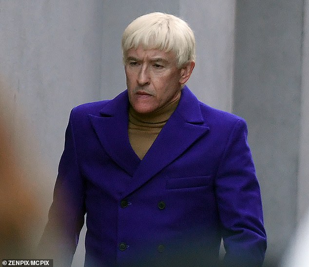 En el set: Steve Coogan regresó al trabajo el martes mientras se preparaba para sus últimas escenas como Jimmy Saville en un nuevo drama de la BBC sobre el presentador caído en desgracia, que murió en 2011.