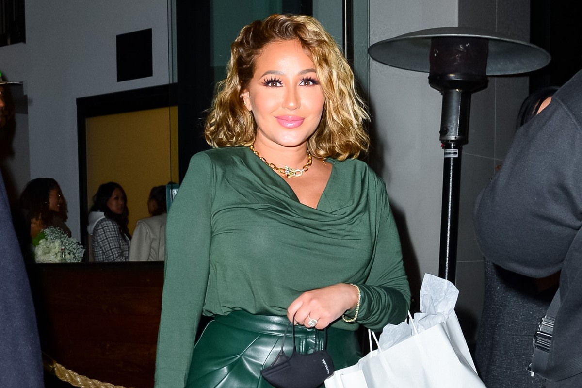 Adrienne Bailon dice que ha perdido $ 10,000 al regalar regalos de moda