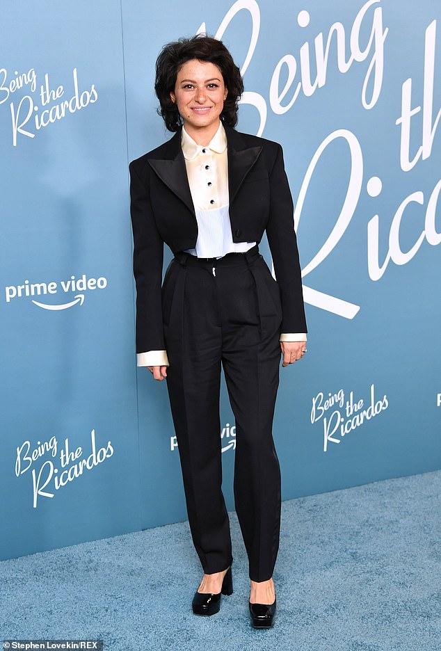 Sin esfuerzo: Alia Shawkat se veía genial sin esfuerzo cuando llegó a la alfombra roja en el estreno en la ciudad de Nueva York de Being The Ricardos el jueves por la noche.