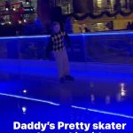 Papá cariñoso: David Beckham mostró con orgullo las habilidades de patinaje sobre hielo de su hija Harper mientras su 'bonita patinadora' se deslizaba con gracia por la pista en una publicación de Instagram el jueves.