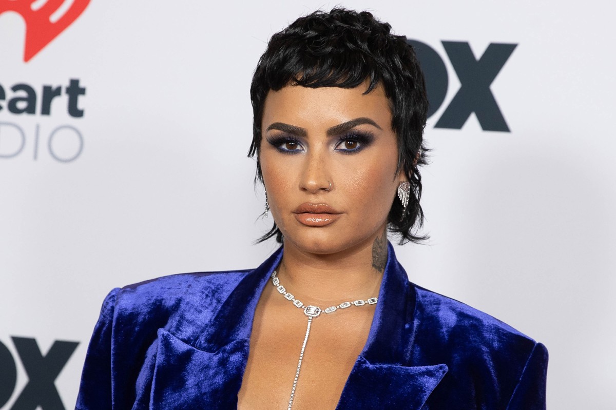 Demi Lovato debuta con la cabeza rapada y se reúne con la familia para Navidad