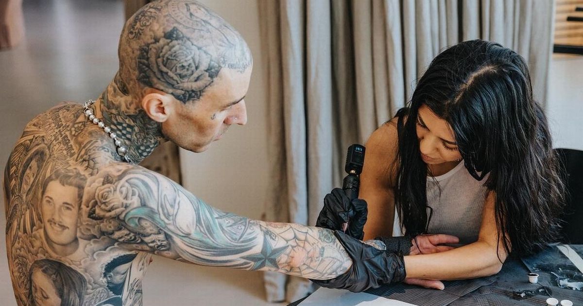 Travis Barker ataca furiosamente a un troll que califica sus extensos tatuajes de 'ridículos'