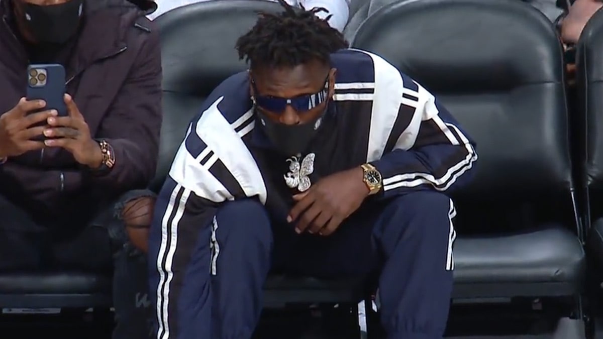 Antonio Brown se sienta junto a la cancha en el juego de los Nets 1 día después del colapso de los Bucs