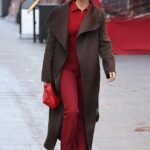 Wow: Ashley Roberts lució típicamente elegante con un conjunto rojo brillante para dirigirse a Heart FM el viernes