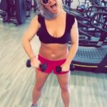 Será mejor que trabajes Brit: Britney Spears, de 40 años, suda mientras levanta pesas en el gimnasio y muestra su figura en forma en otro viaje a Hawái con su prometido Sam Asghari.