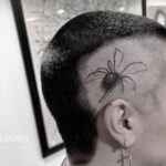 Demi Lovato se hace un tatuaje de 'abuela araña' en el costado de la cabeza