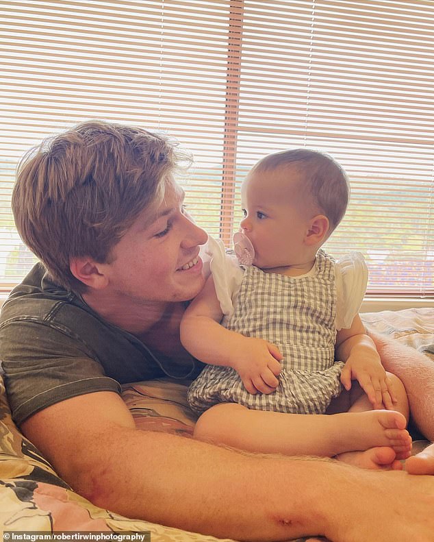 El cariñoso tío Robert Irwin compartió dulces fotos de su sobrina Grace Warrior mientras celebraba cumplir 10 meses el jueves.