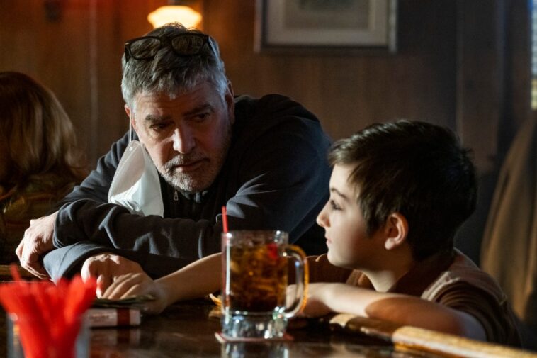 George Clooney sobre el gran éxito de 'The Tender Bar' en Amazon, una nueva película con Brad Pitt, además de cómo él y Julia Roberts fueron cerrados en Australia