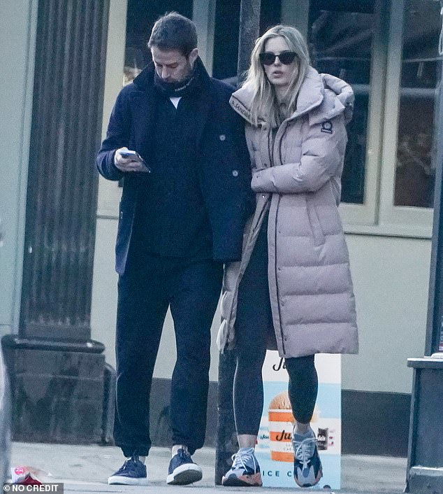 Entendiendo el mensaje: Jamie Redknapp parecía estar un poco distraído durante un paseo romántico con su esposa Frida Andersson en el oeste de Londres el viernes.