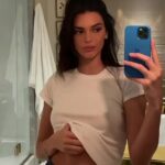 ¡Abs-tástico!  Kendall Jenner mostró apoyo a su hermana Kim Kardashian mientras lucía un bralette de un solo hombro y una tanga de su marca, Skims.