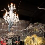 La exhibición de cristales de Swarovski destaca los guantes usados ​​por Lady Gaga y Michael Jackson