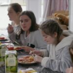 Los Radfords sorprenden a los espectadores mientras preparan el desayuno para 22 niños con 48 salchichas
