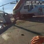Los oficiales de LAPD salvan a un piloto de un tren después de que un avión se estrella en las vías del tren