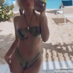 Wow: Lottie Moss hizo alarde de su increíble figura en un bikini bandeau mientras tomaba el sol en Antigua el miércoles ... después de revelar que sus instantáneas de OnlyFans se filtraron en línea.