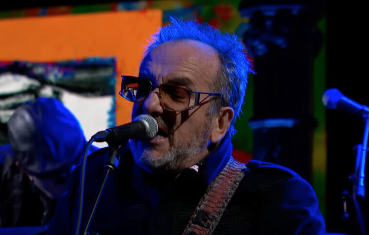 Mira a Elvis Costello interpretar una mezcla improvisada de canciones en 'Colbert'