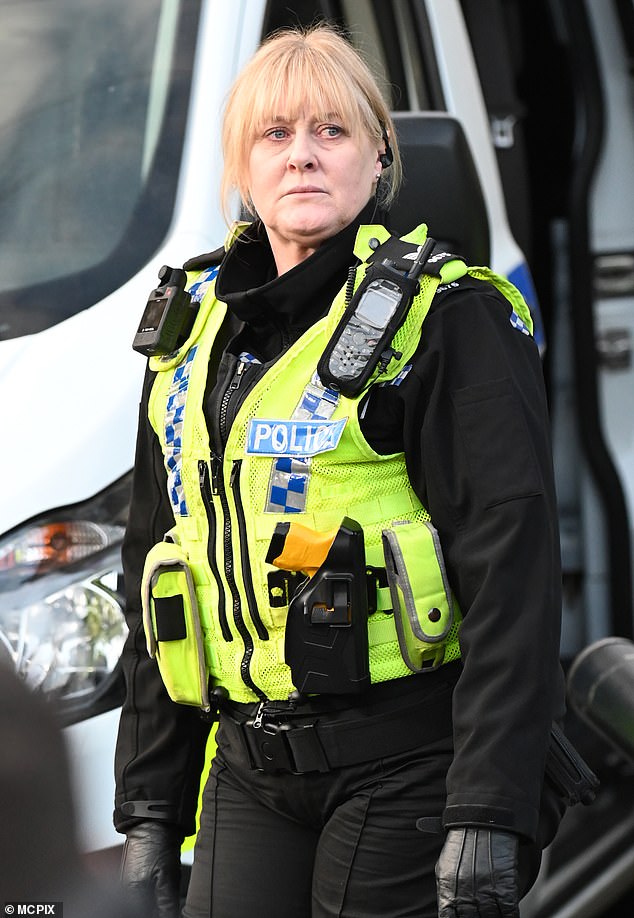 ¡Ella está de vuelta!  Se ha visto a Sarah Lancashire filmando la última temporada de Happy Valley por primera vez después de que comenzara la producción de la tan esperada tercera y última serie.