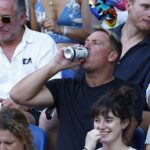 Repleto de estrellas: Shane Warne (en la foto) disfrutó de una cerveza en las gradas en la final individual masculina del Abierto de Australia en Melbourne el domingo