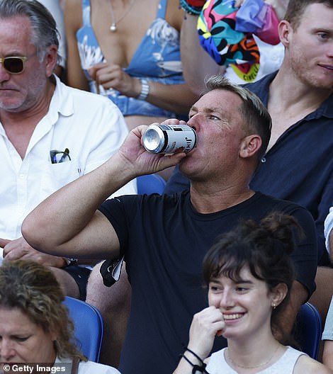 Repleto de estrellas: Shane Warne (en la foto) disfrutó de una cerveza en las gradas en la final individual masculina del Abierto de Australia en Melbourne el domingo