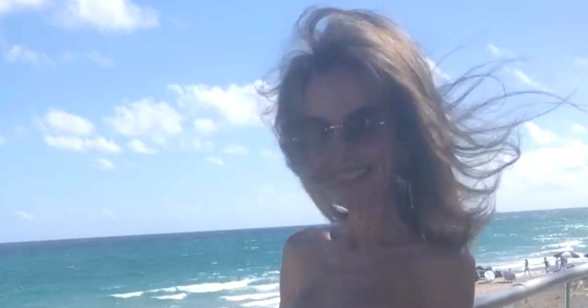 Susan Lucci aturde a los 75 en sexy traje de baño