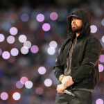 Eminem se arrodilla durante el espectáculo de medio tiempo del Super Bowl