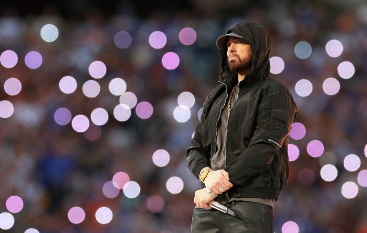 Eminem se arrodilla durante el espectáculo de medio tiempo del Super Bowl