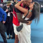 ¡Él no es tímido!  Nick Kyrgios ha dicho que un video viral de él besando apasionadamente a su novia Costeen Hatzi, de 21 años, en el Abierto de Australia es