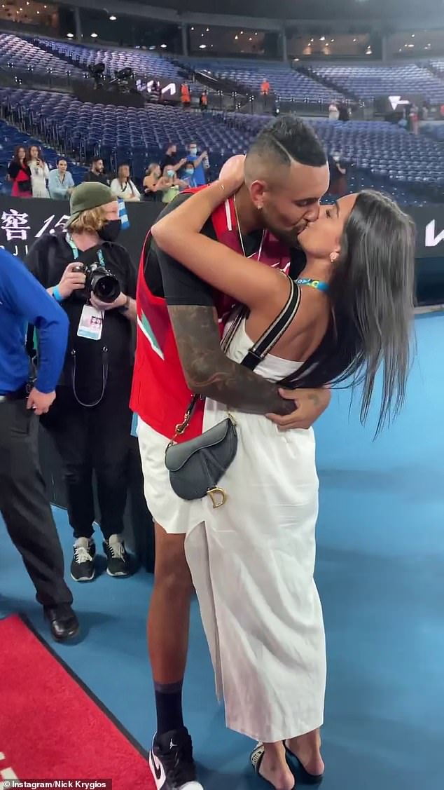 ¡Él no es tímido!  Nick Kyrgios ha dicho que un video viral de él besando apasionadamente a su novia Costeen Hatzi, de 21 años, en el Abierto de Australia es