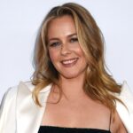 Alicia Silverstone le da la vuelta al pájaro en la foto antigua que la llama 'gorda'