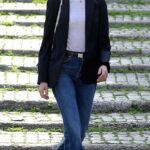 Elegante: Anne Hathaway, de 39 años, se veía chic sin esfuerzo con pantalones acampanados mientras hacía turismo en Roma con su esposo Adam Shulman, de 40 años, el sábado.