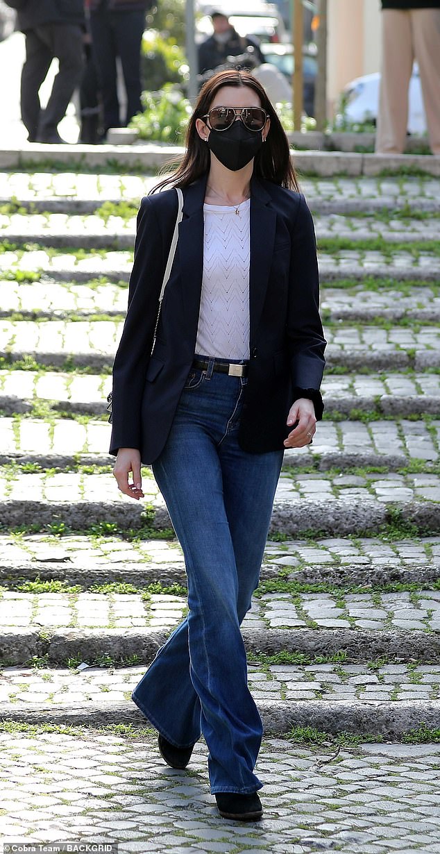 Elegante: Anne Hathaway, de 39 años, se veía chic sin esfuerzo con pantalones acampanados mientras hacía turismo en Roma con su esposo Adam Shulman, de 40 años, el sábado.