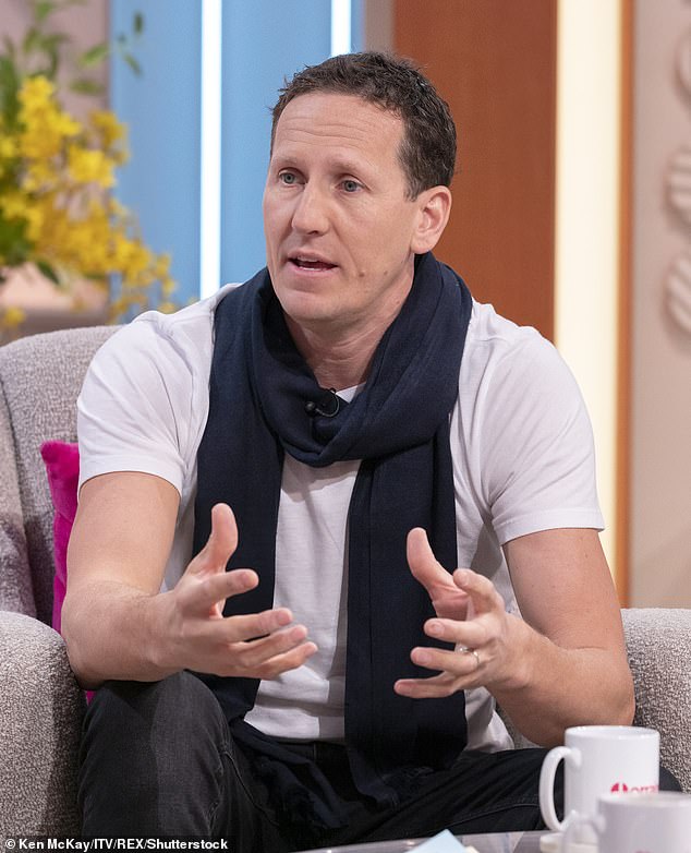 Yikes: Brendan Cole, de 45 años, ha 'provocado controversia para ITV' al darle me gusta a un video que afirma que covid es una conspiración en Instagram