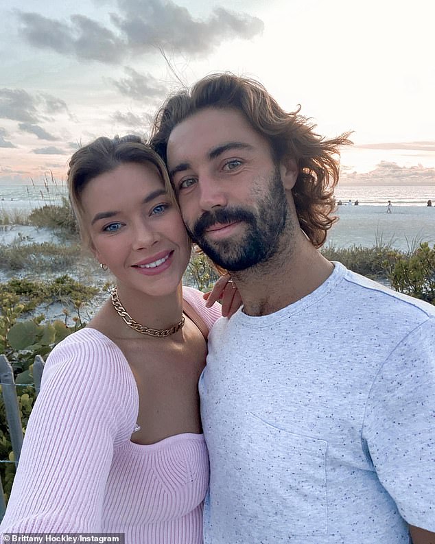 ¡Se acabó!  La ex estrella de Bachelor, Brittany Hockley, finalmente confirmó su separación del tenista Jordan Thompson después de semanas de especulaciones.