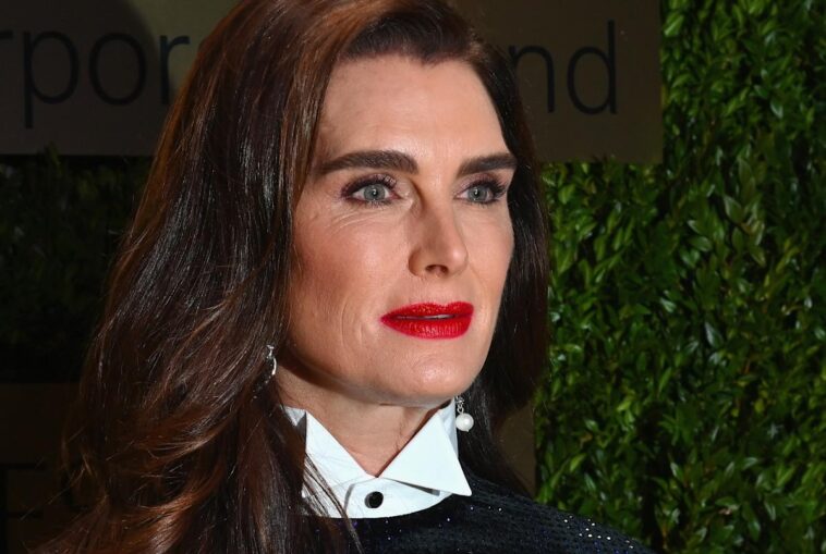 Brooke Shields impacta topless y en jeans para una campaña de Jordache: "este es mi cuerpo de 56 años"