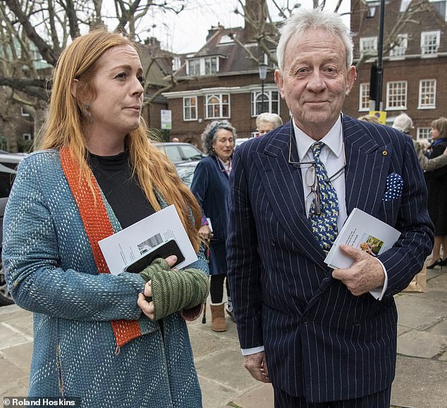 Sir Roddy Llewellyn (derecha) fotografiado en el funeral de John Rendall, el hombre conocido por comprar Christian the Lion de Harrods, el miércoles.