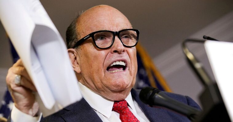 Cantante enmascarado Los jueces de EE. UU. 'Desaparecen' cuando Rudy Giuliani se dio a conocer como concursante