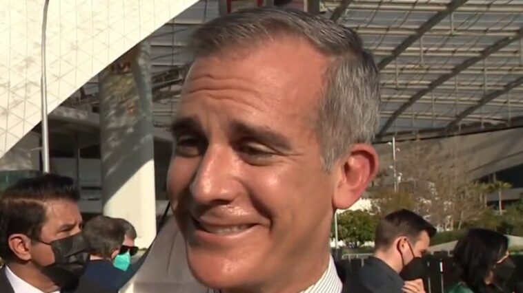El alcalde de Los Ángeles, Garcetti, dice que contuvo el aliento durante las fotos sin máscara del estadio SoFi