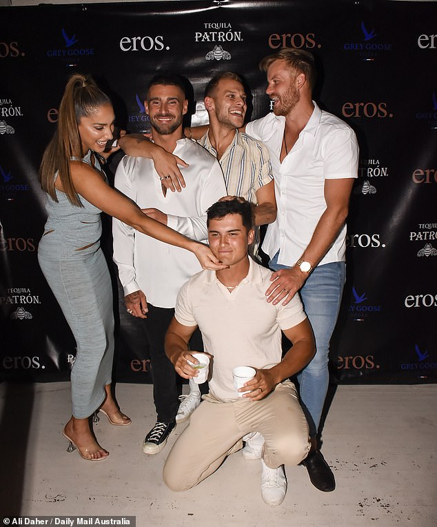 ¡Intercambio de parejas y fiestas con otras estrellas de reality!  El elenco de Married At First Sight disfrutó de una noche SALVAJE en Sídney mientras asistían a la inauguración VIP de Eros en Sídney el jueves.