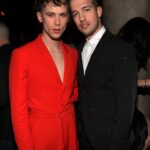 Divorcio: Tommy Dorfman y Peter Zurkuhlen se separan oficialmente después de cinco años de matrimonio, meses después de que la estrella se declarara transgénero;  vistos juntos en 2018