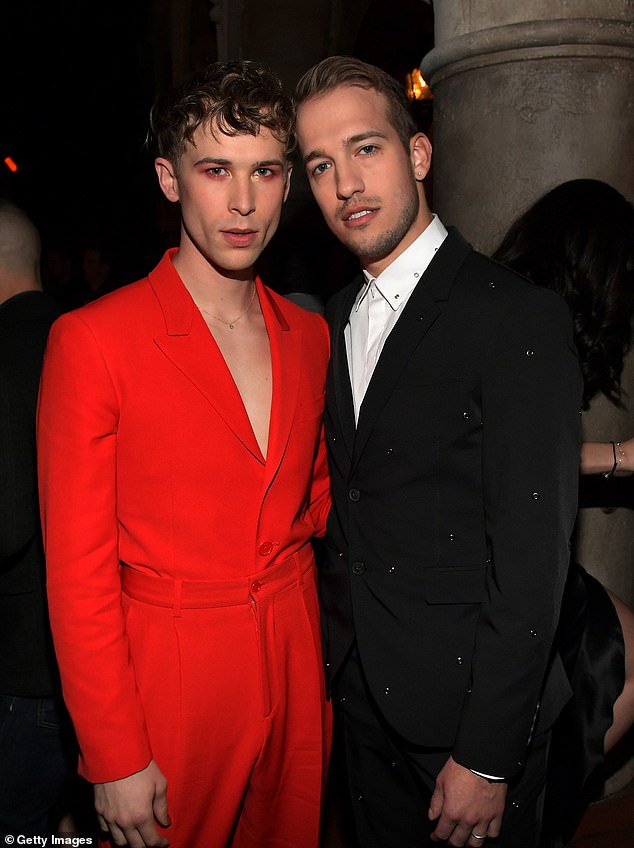 Divorcio: Tommy Dorfman y Peter Zurkuhlen se separan oficialmente después de cinco años de matrimonio, meses después de que la estrella se declarara transgénero;  vistos juntos en 2018