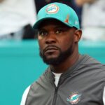 El exentrenador de los Miami Dolphins, Brian Flores, demanda a la NFL, alegando prácticas de contratación racistas